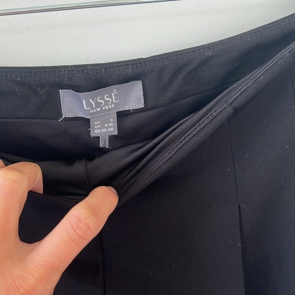 Lysse high-waisted stretch black pleated shorts - Picture 3 of 6